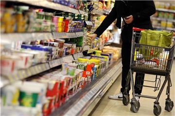 Auch teurere Lebensmittel und Pauschalreisen trugen zu dem Anstieg bei. Eine Rate von 2,2 Prozent hatte es zuletzt im Februar 2017 gegeben. Foto: Oliver Berg