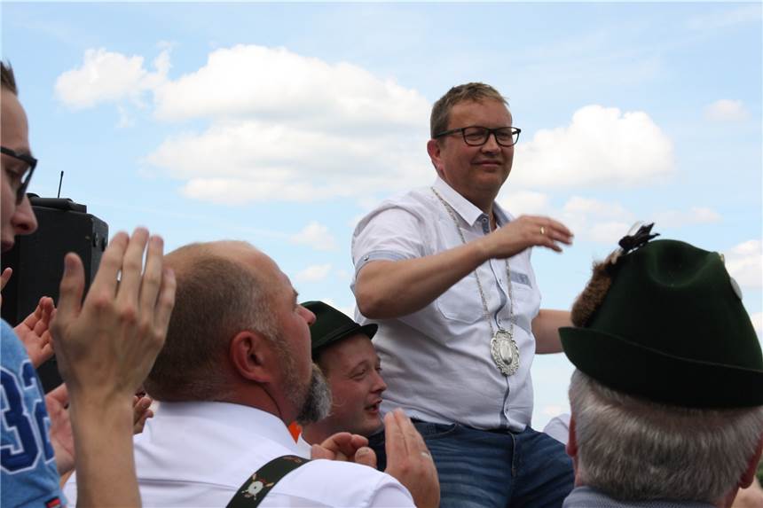 Kein Schützenfest in Vreden: Alle Vereine haben für 2021 abgesagt Auch Thomas Gebing, hier nach seinem Königsschuss im Juni 2019, bleibt länger König des Schützenvereins Köckelwick.