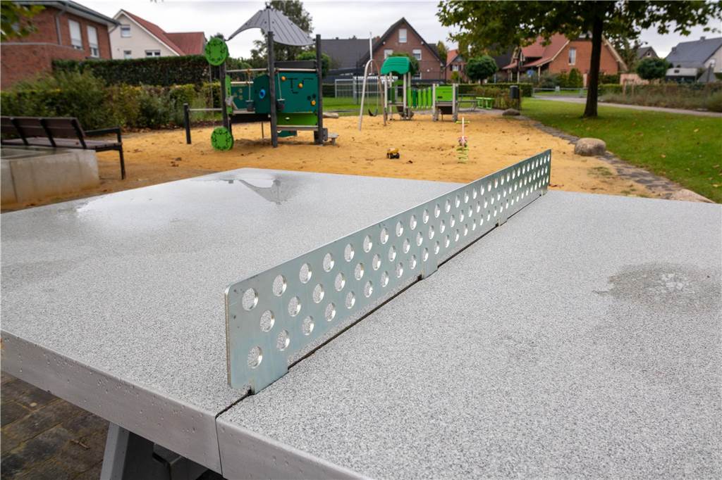 Im Scharperloh rollt der Ball: Spielplatz Burlo-West ist „trockengelegt“ Auch Tischtennis kann mittlerweile im Scharperloh gespielt werden.