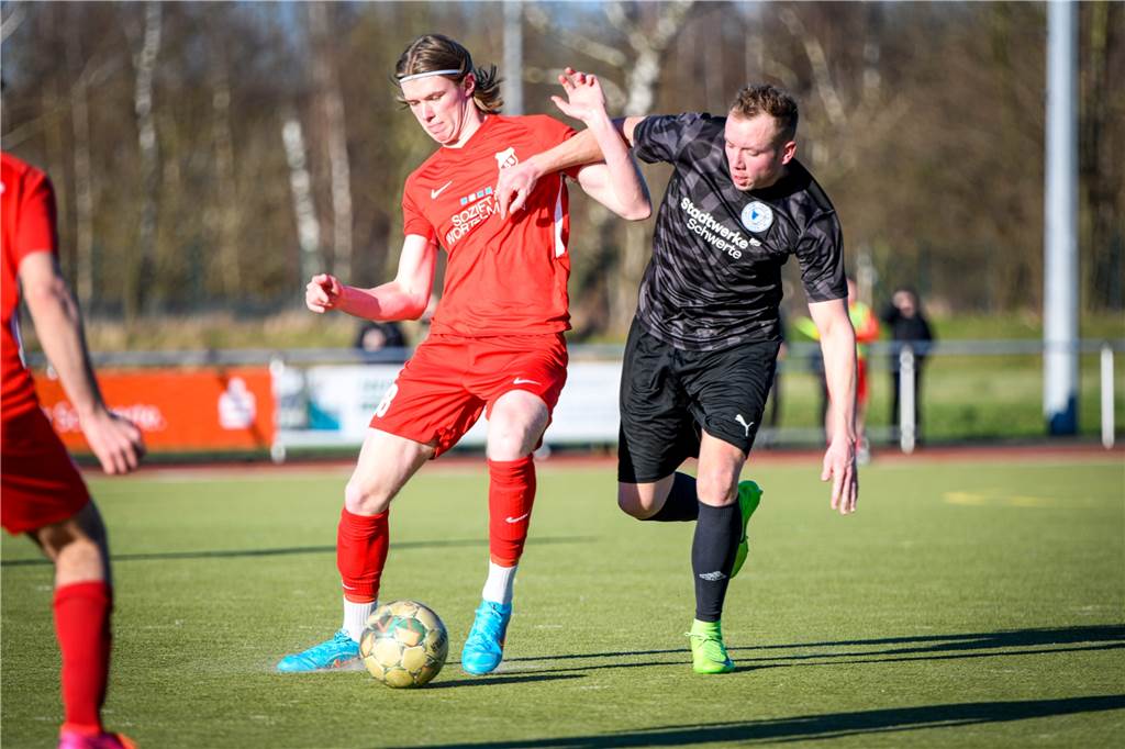 VfB Westhofen überrascht seine Trainer und setzt Ausrufezeichen gegen den Kirchhörder SC Auch Top-Stürmer Finn Serocka (l.) änderte nichts am Sieg des VfB Westhofen.
