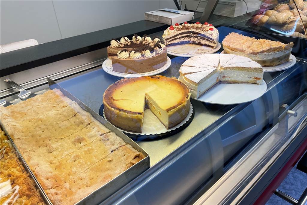 „Urlaubsfeeling“ in Capelle: Neue Verkaufsstelle der Bäckerei Röwekamp Auch Torten und Kuchen gibt es zu kaufen.