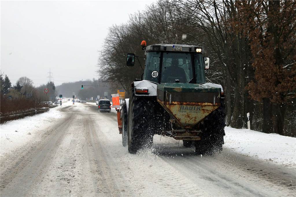 Wintereinbruch: Wenig Autounfälle, EUV im Dauereinsatz Auch Trecker waren unterwegs, um zu streuen und zu räumen.