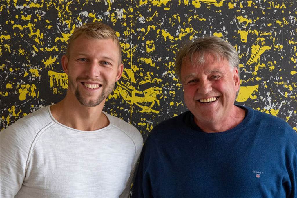 U23 des BVB kann „durchpusten“: Trainer Christian Preußer spricht über Druck und Ziele Auch U23-Teammanager Ingo Preuß (r.) freut sich über die Verpflichtung von Julian Koch.