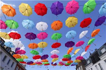 Auch über dem Marktplatz hingen bunte Schirme.