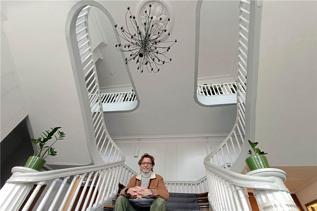 Jörg Rost lädt zu neuer „Runde durchs Licht“ ins Haus Villigst ein Lichtkünstler Jörg Rost sitzt im Treppenhaus von Haus Villigst.