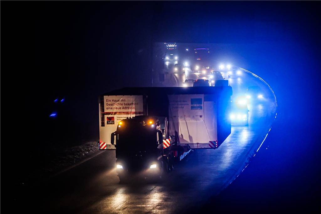 Die Autokolonne auf der B236