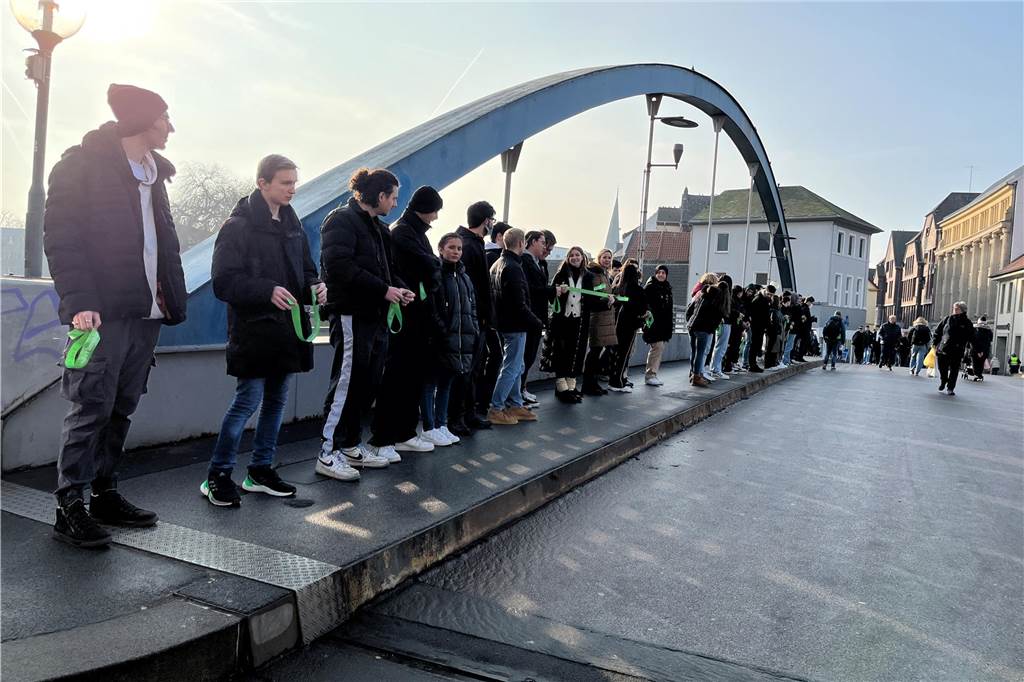 Schüler planen riesige Menschenkette: Zum Tag der Kinderhospizarbeit Menschenkette auf Lippebrücke in Lünen