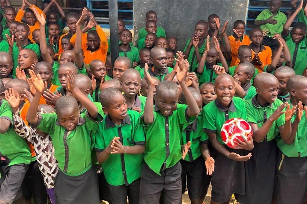 Schulen für Ruanda: Alle wollen Jenny Elvermanns blonde Haare anfassen Auch über kleine Geschenke wie Bälle freuten sich die Kinder in Ruanda riesig.