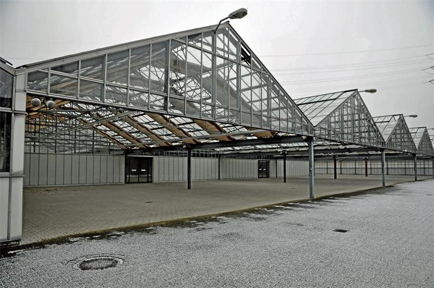 Was ist Stand der Dinge beim Gartencenter Dehner? Auch überdachte Freifläche gehört zum riesigen Gelände des ehemaligen Gartencenters Dehner. Für Mirsad Freiberg ein ideales Gelände, um einen Wochenmarkt abzuhalten.