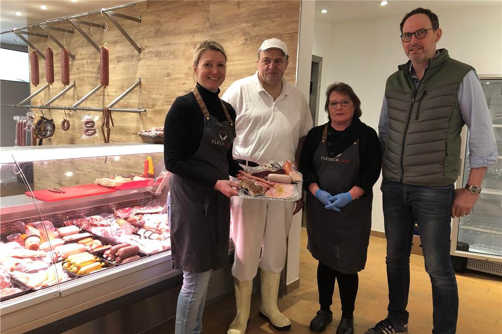 Ehemalige Metzgerei Scharbaum in Lünen hat neuen Chef aus Selm (vl.) Katharina Wiesmann, Metzgermeister Detlef Risse, Mitarbeiterin Angela Fladda und Markus Wiesmann.