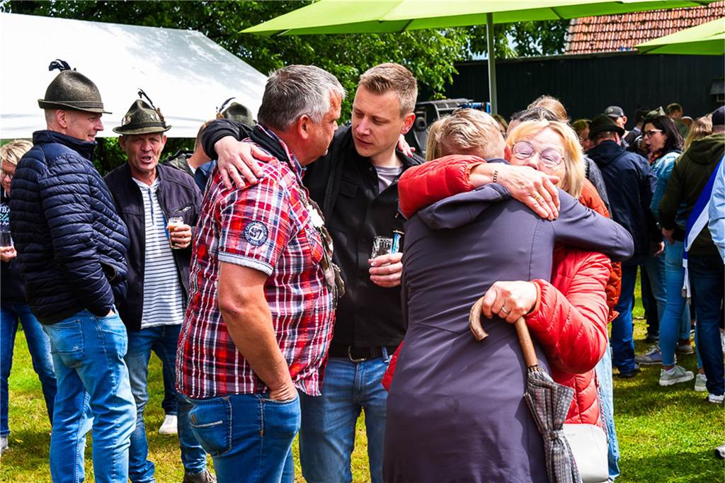 Auch unterm Schirm kann man Schützenfest feiern. Das zeigten die Bürener Schützen am Samstag.