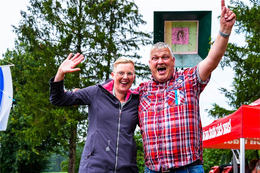 Auch unterm Schirm kann man Schützenfest feiern. Das zeigten die Bürener Schützen am Samstag.