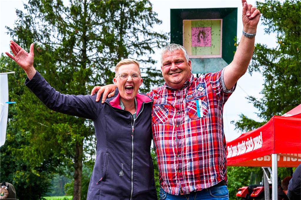 Auch unterm Schirm kann man Schützenfest feiern. Das zeigten die Bürener Schützen am Samstag.
