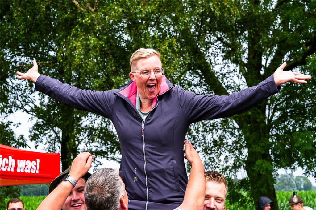 Auch unterm Schirm kann man Schützenfest feiern. Das zeigten die Bürener Schützen am Samstag.
