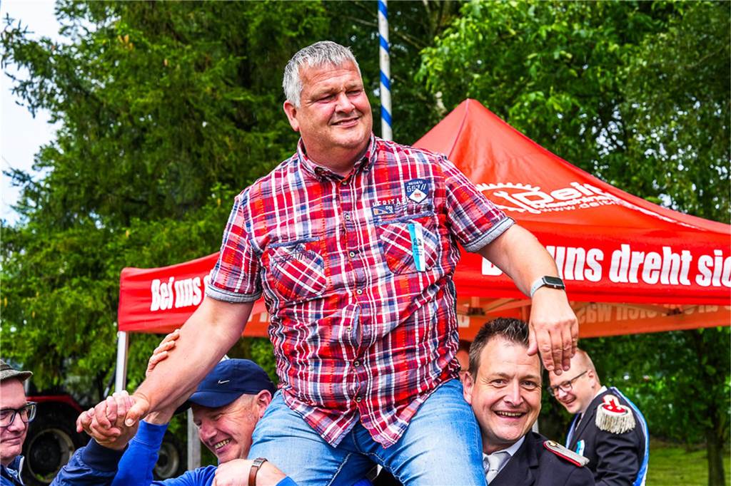 Auch unterm Schirm kann man Schützenfest feiern. Das zeigten die Bürener Schützen am Samstag.
