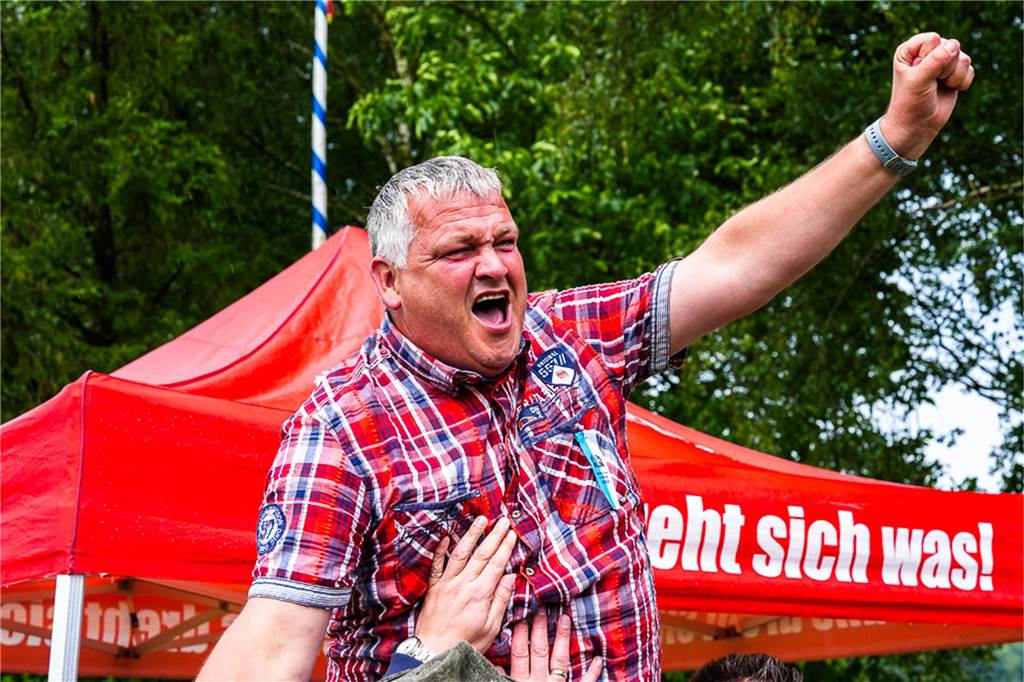Auch unterm Schirm kann man Schützenfest feiern. Das zeigten die Bürener Schützen am Samstag.