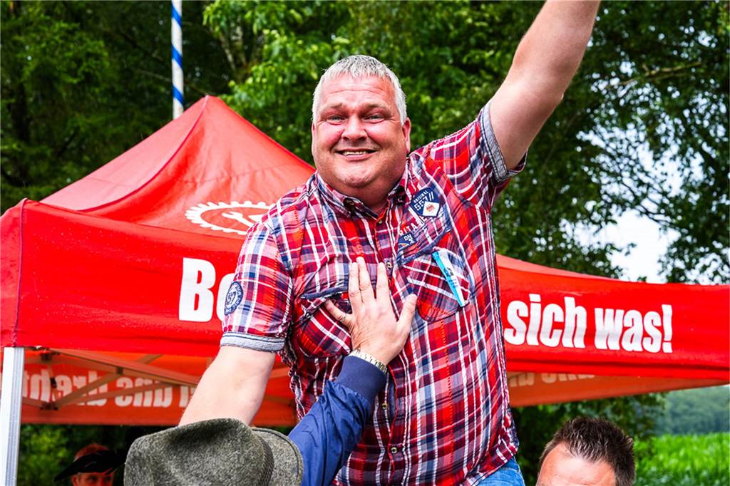 Auch unterm Schirm kann man Schützenfest feiern. Das zeigten die Bürener Schützen am Samstag.