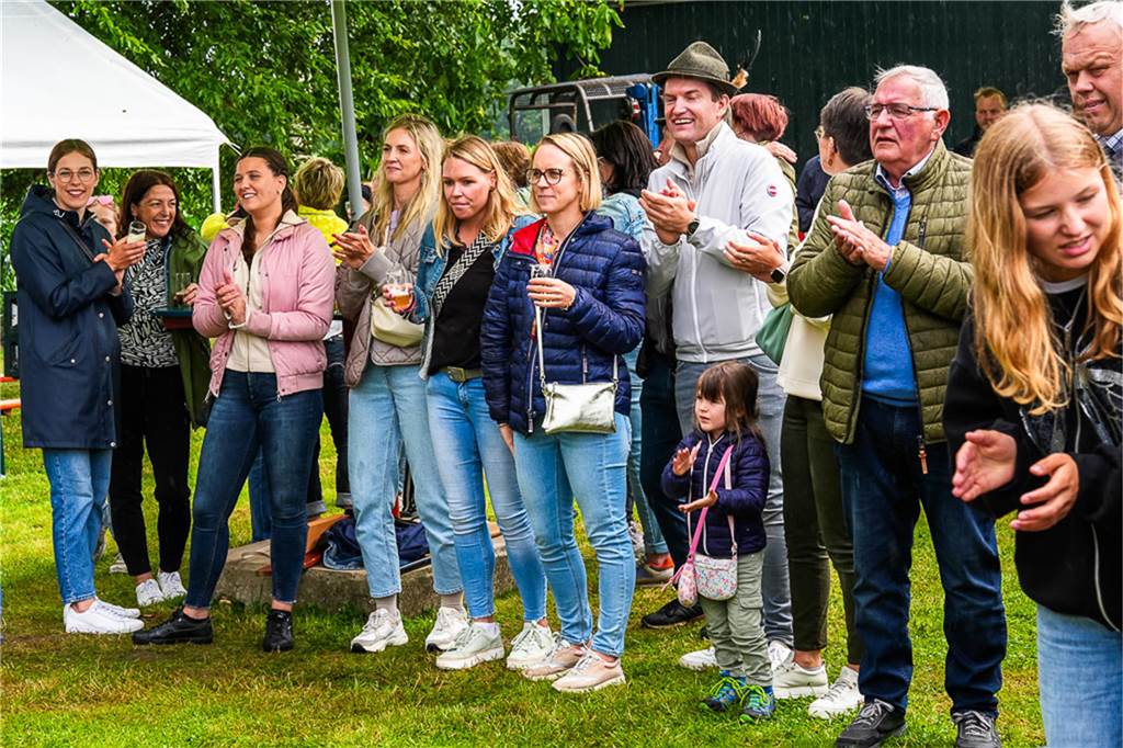 Auch unterm Schirm kann man Schützenfest feiern. Das zeigten die Bürener Schützen am Samstag.