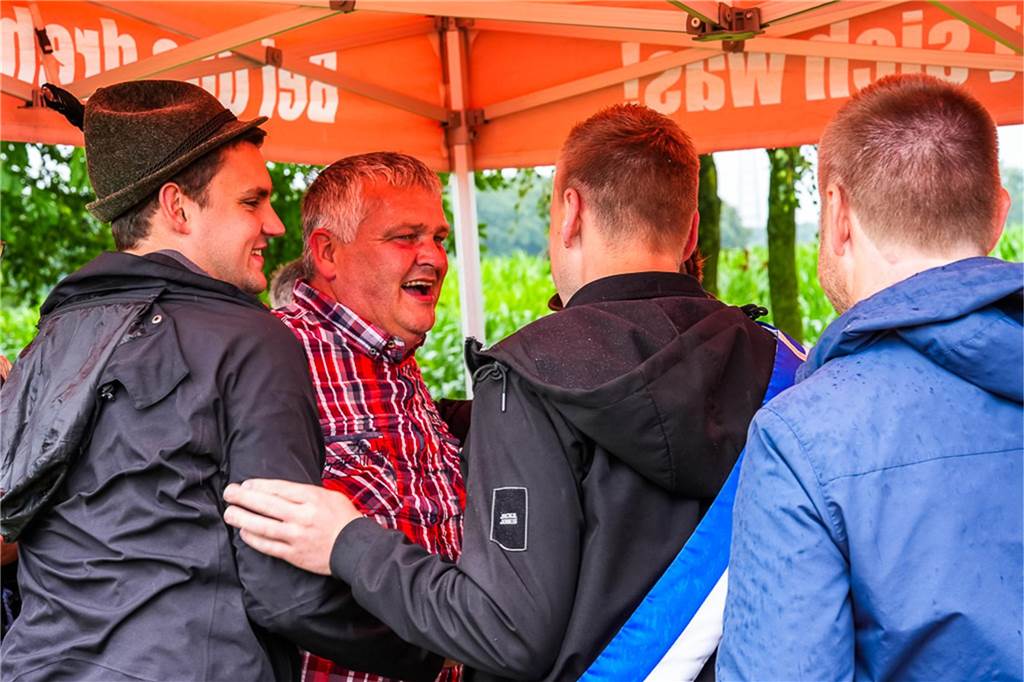 Auch unterm Schirm kann man Schützenfest feiern. Das zeigten die Bürener Schützen am Samstag.