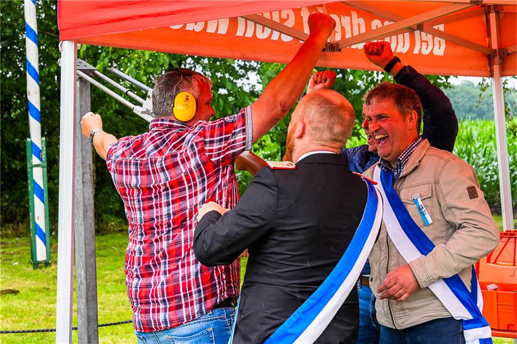 Auch unterm Schirm kann man Schützenfest feiern. Das zeigten die Bürener Schützen am Samstag.