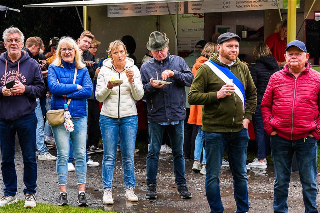 Auch unterm Schirm kann man Schützenfest feiern. Das zeigten die Bürener Schützen am Samstag.