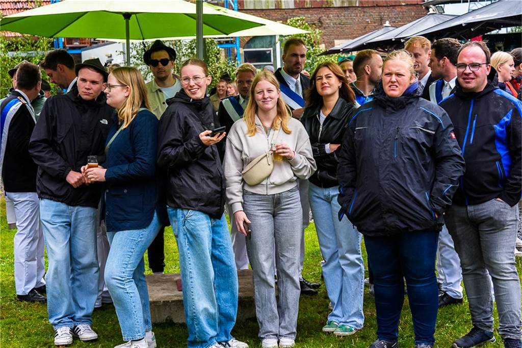 Auch unterm Schirm kann man Schützenfest feiern. Das zeigten die Bürener Schützen am Samstag.