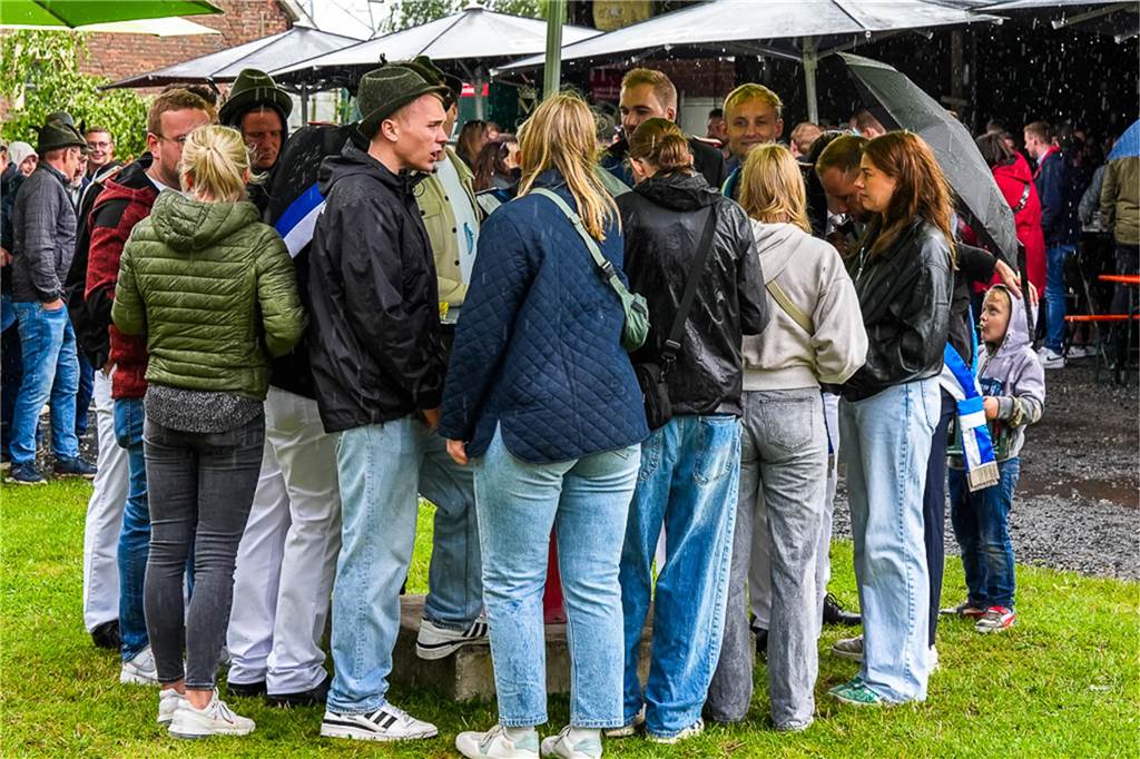 Auch unterm Schirm kann man Schützenfest feiern. Das zeigten die Bürener Schützen am Samstag.