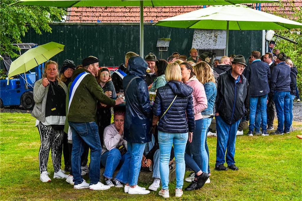 Auch unterm Schirm kann man Schützenfest feiern. Das zeigten die Bürener Schützen am Samstag.