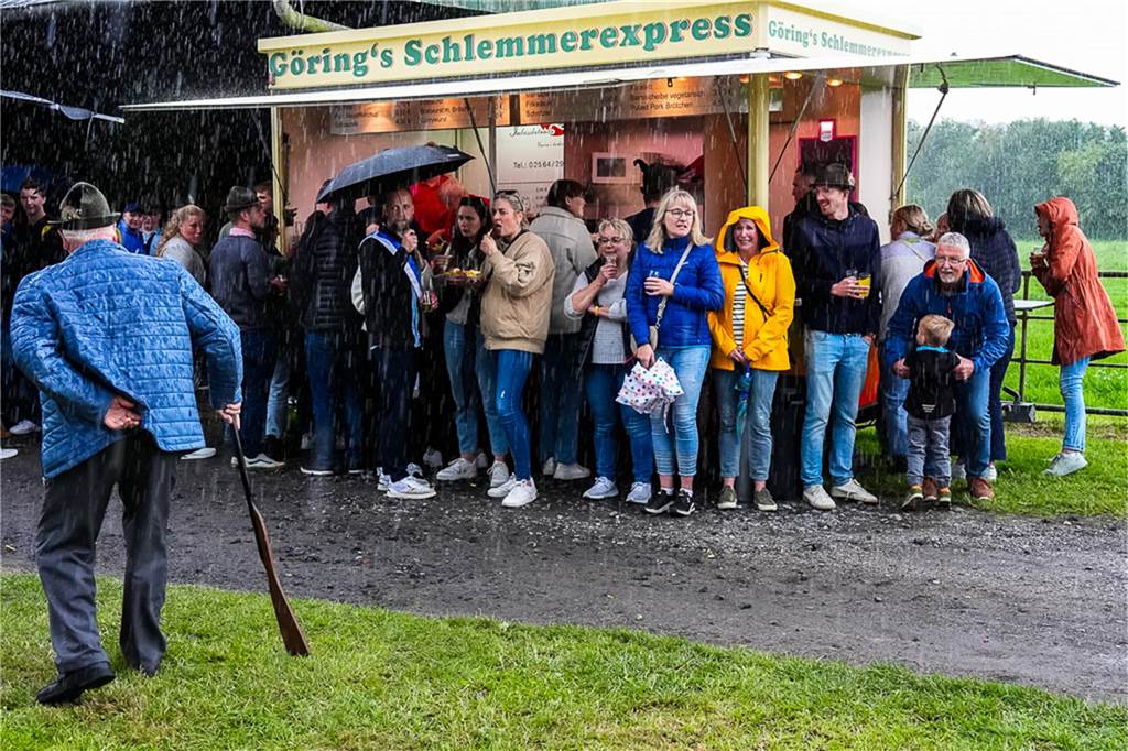 Auch unterm Schirm kann man Schützenfest feiern. Das zeigten die Bürener Schützen am Samstag.