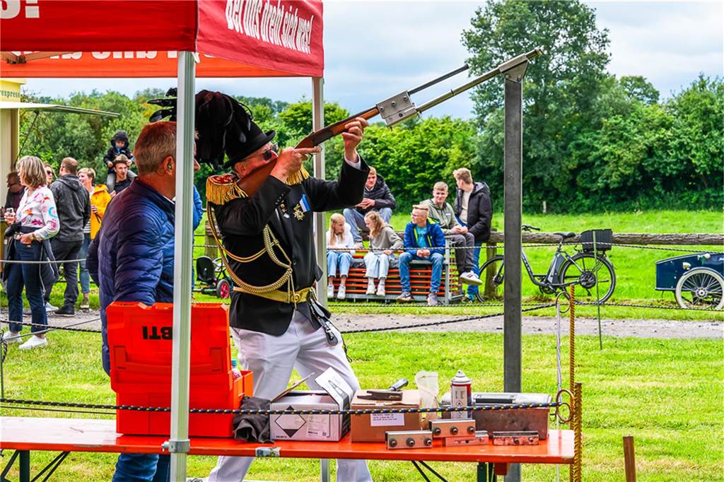 Auch unterm Schirm kann man Schützenfest feiern. Das zeigten die Bürener Schützen am Samstag.