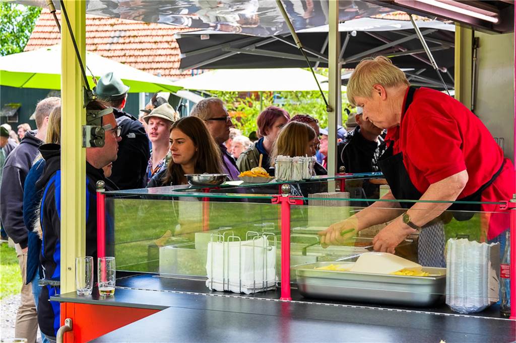 Auch unterm Schirm kann man Schützenfest feiern. Das zeigten die Bürener Schützen am Samstag.