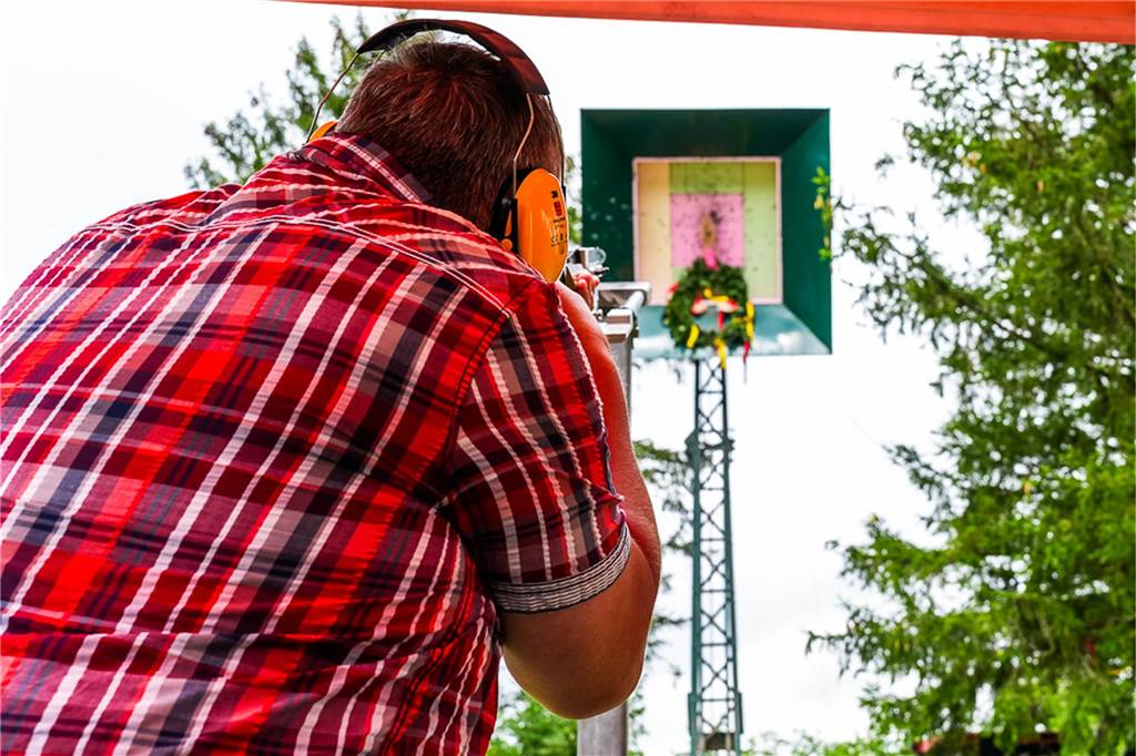Auch unterm Schirm kann man Schützenfest feiern. Das zeigten die Bürener Schützen am Samstag.