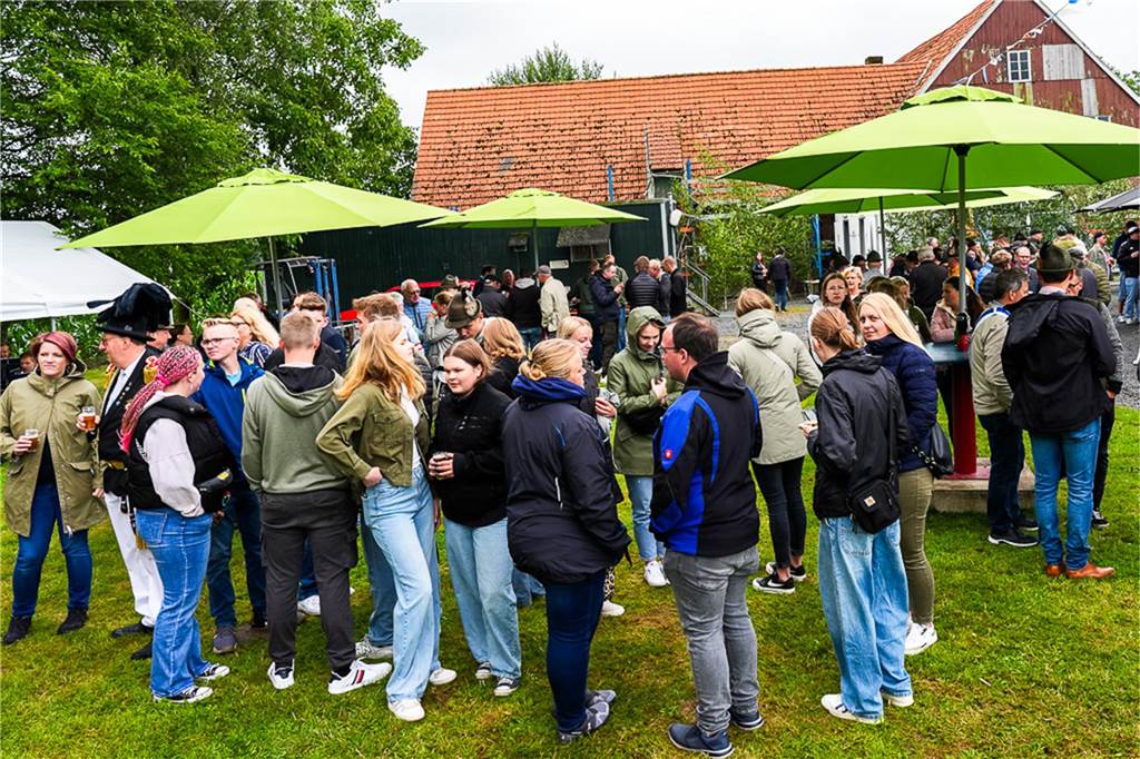 Auch unterm Schirm kann man Schützenfest feiern. Das zeigten die Bürener Schützen am Samstag.