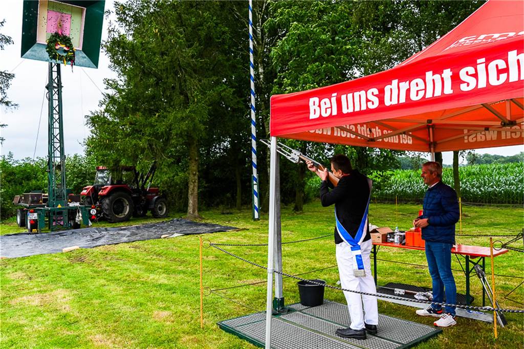 Auch unterm Schirm kann man Schützenfest feiern. Das zeigten die Bürener Schützen am Samstag.