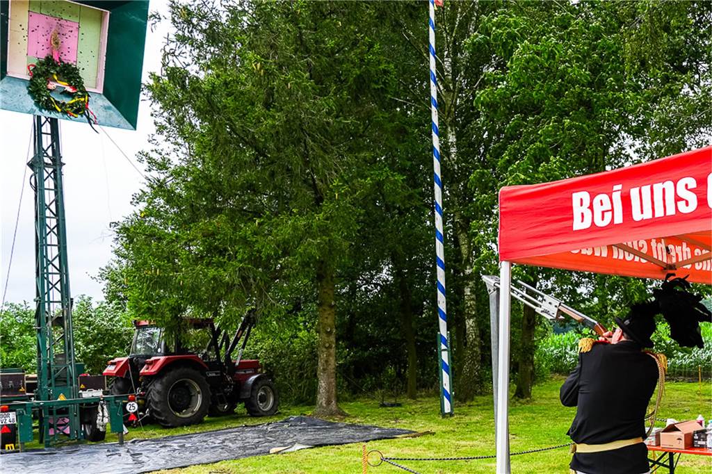 Auch unterm Schirm kann man Schützenfest feiern. Das zeigten die Bürener Schützen am Samstag.