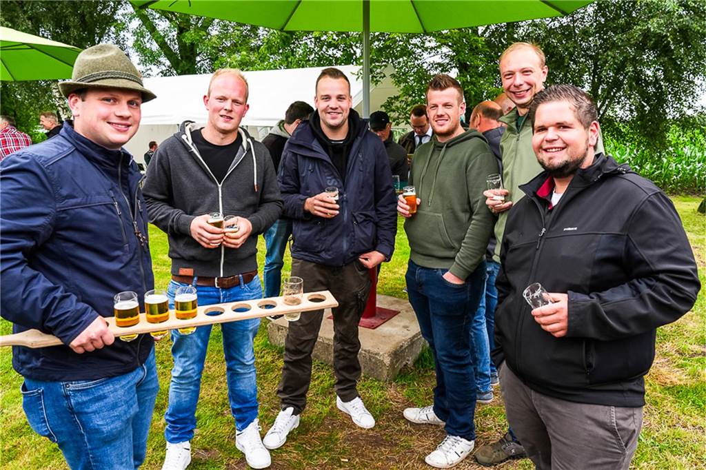 Auch unterm Schirm kann man Schützenfest feiern. Das zeigten die Bürener Schützen am Samstag.
