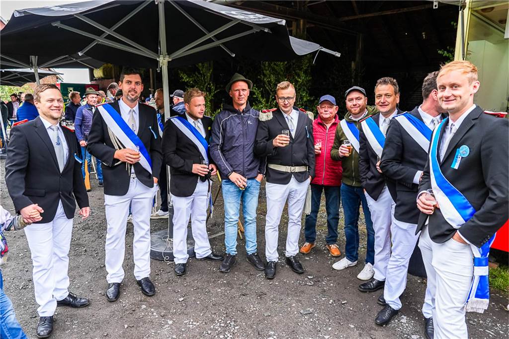 Auch unterm Schirm kann man Schützenfest feiern. Das zeigten die Bürener Schützen am Samstag.