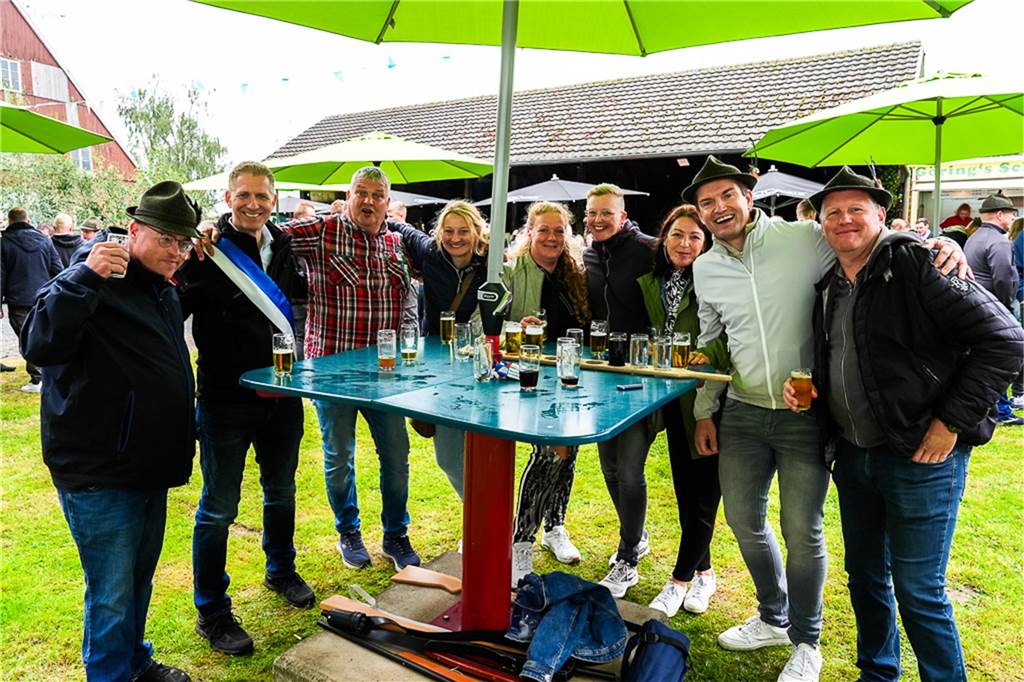 Auch unterm Schirm kann man Schützenfest feiern. Das zeigten die Bürener Schützen am Samstag.