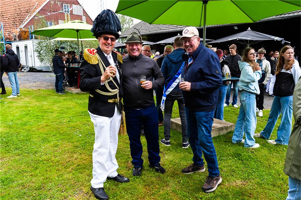 Auch unterm Schirm kann man Schützenfest feiern. Das zeigten die Bürener Schützen am Samstag.