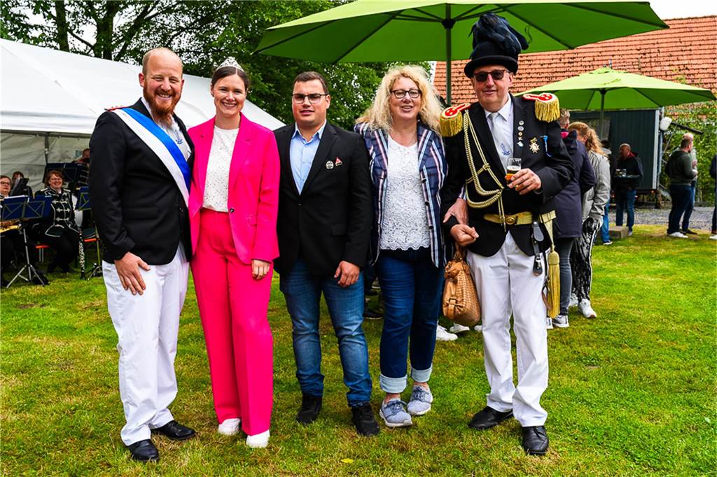 Auch unterm Schirm kann man Schützenfest feiern. Das zeigten die Bürener Schützen am Samstag.