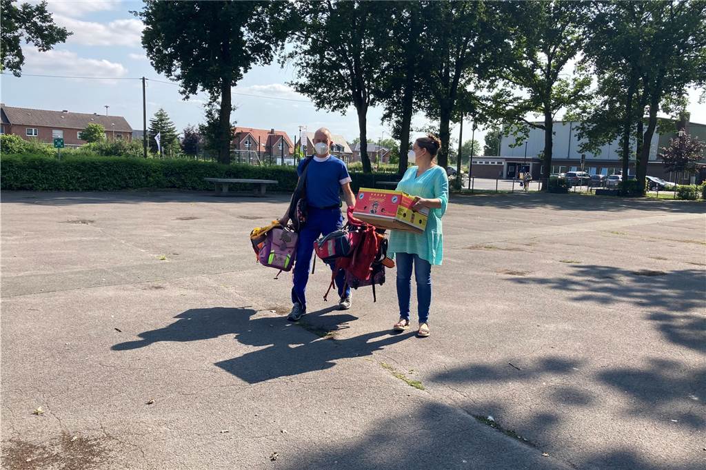 Große Resonanz auf Aktion der Profilschule Ascheberg- Kinder spenden für Kinder Auch Ute Eichmann und Michael Brandt von der Kleiderkammer Drensteinfurt hatten viel zu der Spendenaktion beizusteuern.