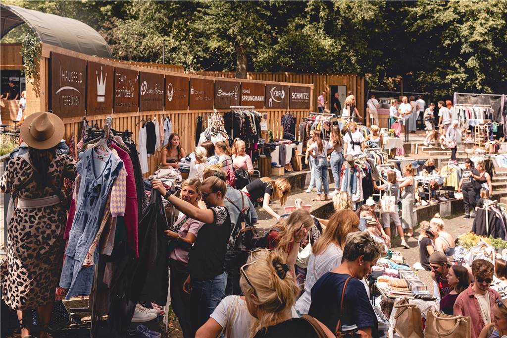 Amphitheater Dorsten: Dach finanziert, Oude-Marie-Bar wird Schmuckstück Menschen bei Oude Couture-Flohmarkt