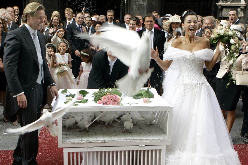 Nach der Trauung fliegen die Hochzeitstauben stets nach Wulfen zurück Verena Pooth und ihr Mann Franjo mit Tauben nach ihrer Trauung im Wiener Stephansdom.