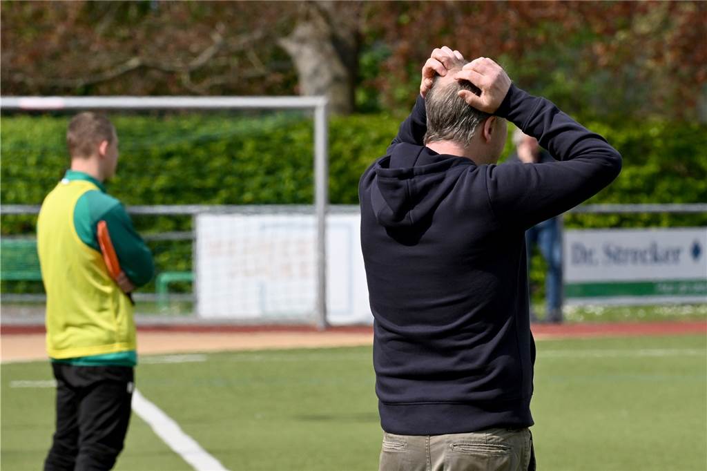 Auch Verzweiflung gehört in den Amateursport: Frank Bidar warf am Ende einer Niederlagen-Serie im April das Handtuch beim BV Brambauer.