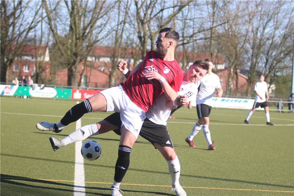 Drei Punkte, zwei Verletzte: VfB Lünen siegt mit Beigeschmack beim SF Sölderholz VfB-Spieler Christoph Krziwanek im Duell um den Ball.