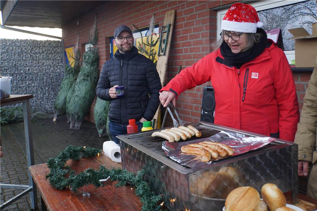 Auch viele andere fleißige Helfer des Vereins halfen, dass die Käufer ihren Weihnachtsbaum in einem netten und gemütlichen Ambiente aussuchen konnten