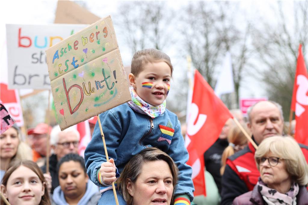 Mehr als 1000 Menschen bei Kundgebung: „Müssen jetzt Flagge zeigen“ Auch viele Familien mit Kindern nahmen an der Veranstaltung auf dem Katharinenplatz teil.