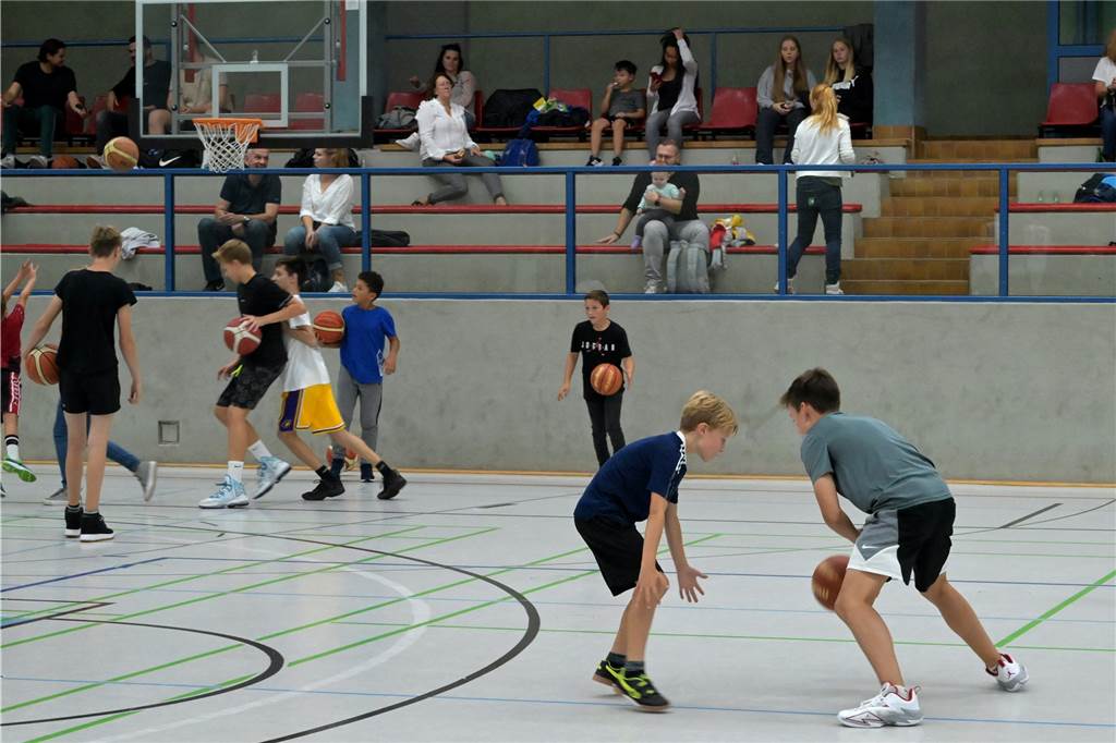 LippeBaskets schließen Saisoneröffnung mit Sieg ab – Spieler wird Freiwurfkönig Auch viele Kinder waren bei der Saisoneröffnung am Samstag in der Halle.