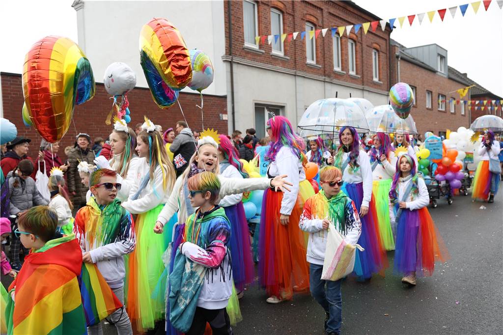 Karneval: Alle Infos auf einen Blick: Umzug, Party, Wagen und Sperrungen Kinder auf dem Karnevalsumzug in Olfen