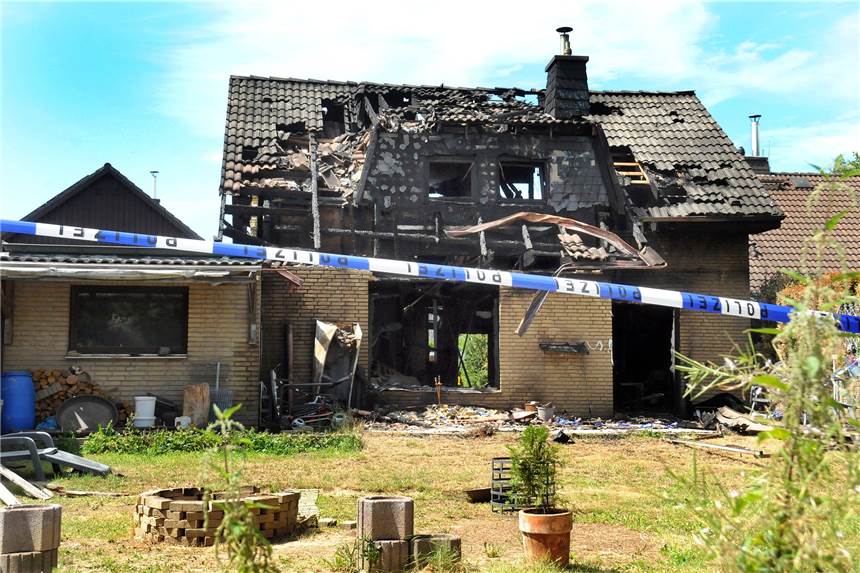 Auch vom Garten aus hat die Polizei den Zugang zu der Brandruine am Föhrenweg mit Flatterband abgesperrt.